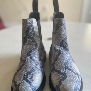 Boots only worn once still in box